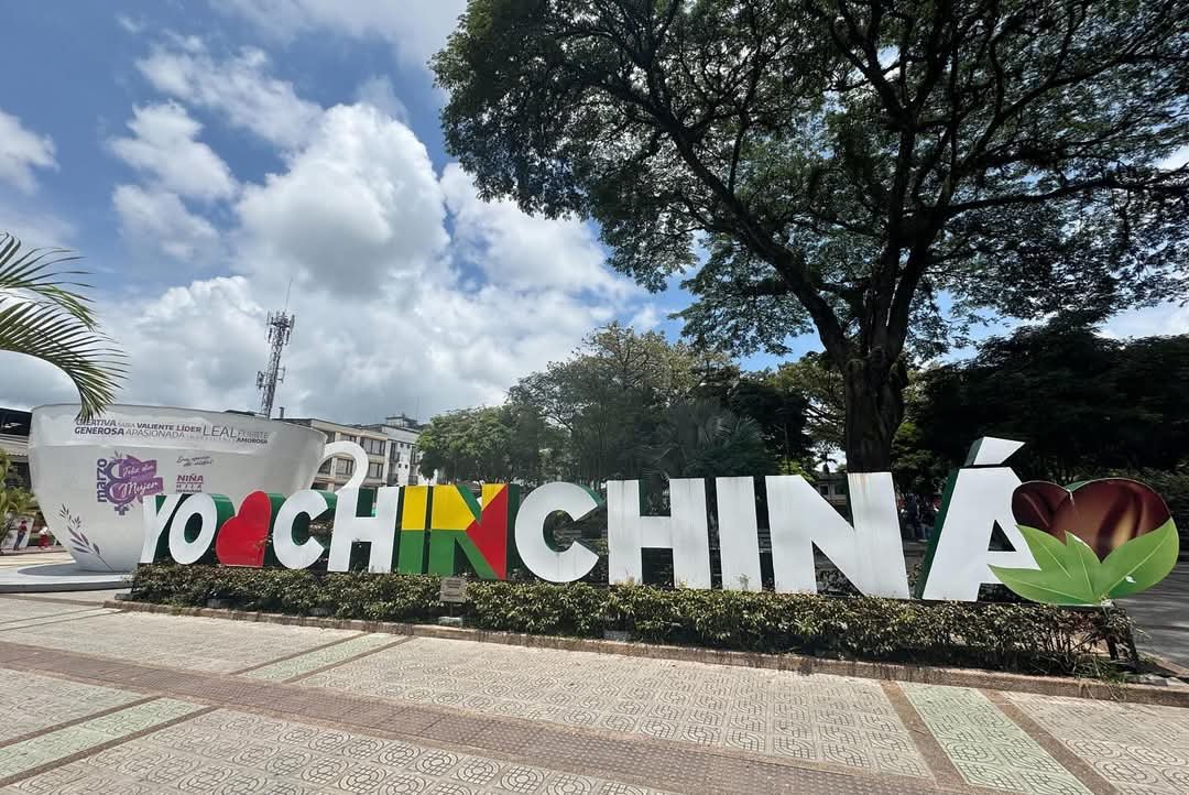 Chinchiná celebra el Mes de la Mujer engalanando la taza de café más grande de Colombia
