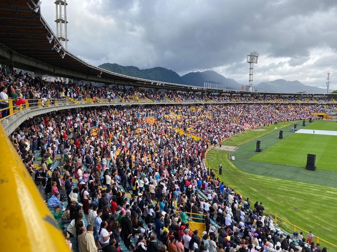 Más de 34 mil personas colmaron El Campín en jornada de fe y solidaridad organizada por la Iglesia Universal